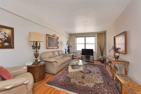 Flushing, NY 11354,27-04 Parsons BLVD #3D