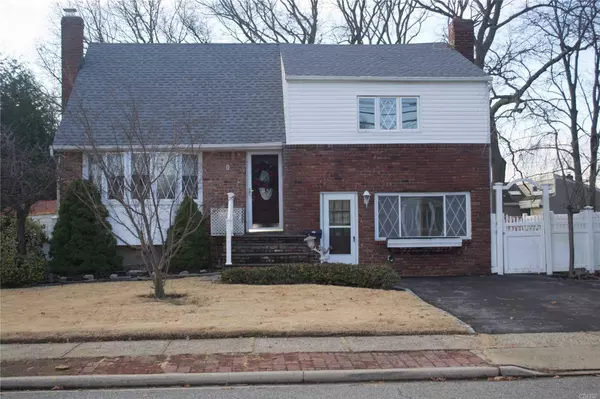 Massapequa Park, NY 11762,322 Park LN