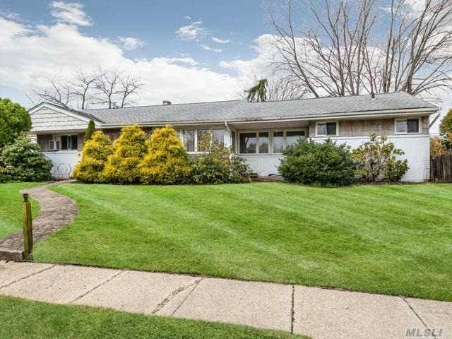 32 Phyllis DR, Bethpage, NY 11714