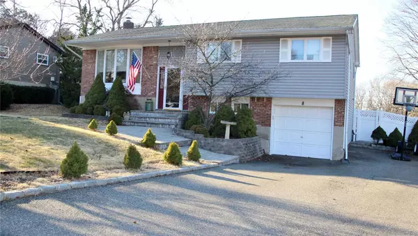 Smithtown, NY 11787,8 Rogers LN