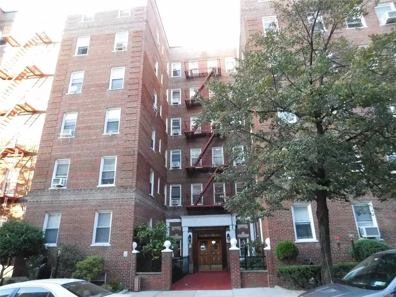 63-89 Saunders ST #3J, Rego Park, NY 11374