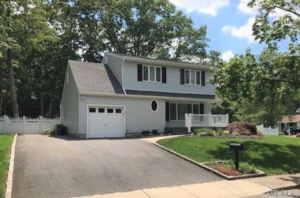 12 Smithtown CRES, Smithtown, NY 11787