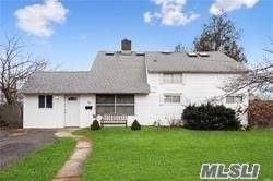 40 Hidden LN, Westbury, NY 11590