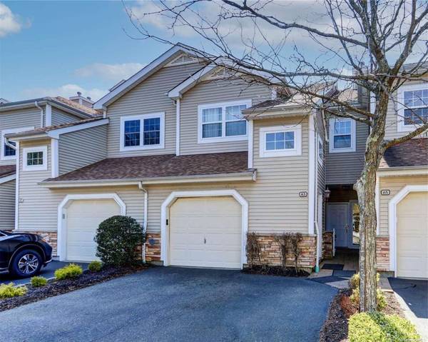 63 Carriage LN #63, Plainview, NY 11803