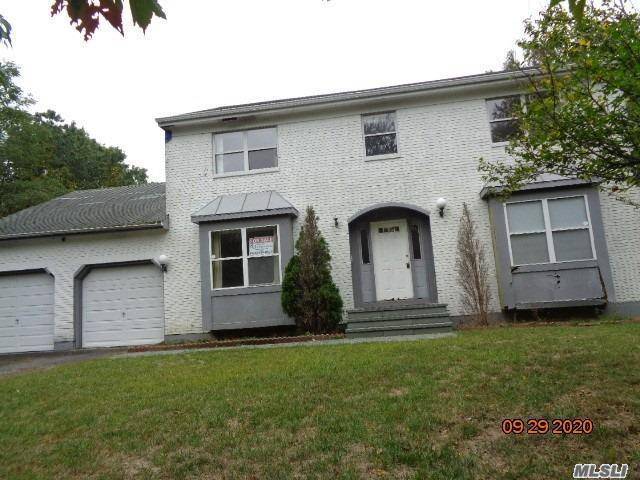 29 Park Woods LN, Kings Park, NY 11754