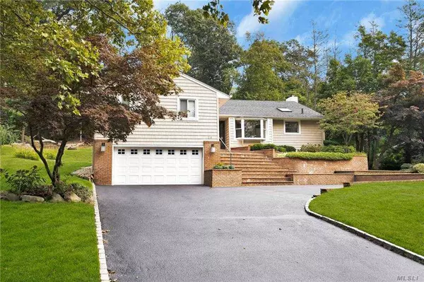 East Hills, NY 11576,25 Mimosa DR