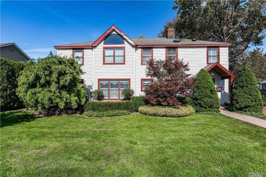 87 Lexington ST, Westbury, NY 11590