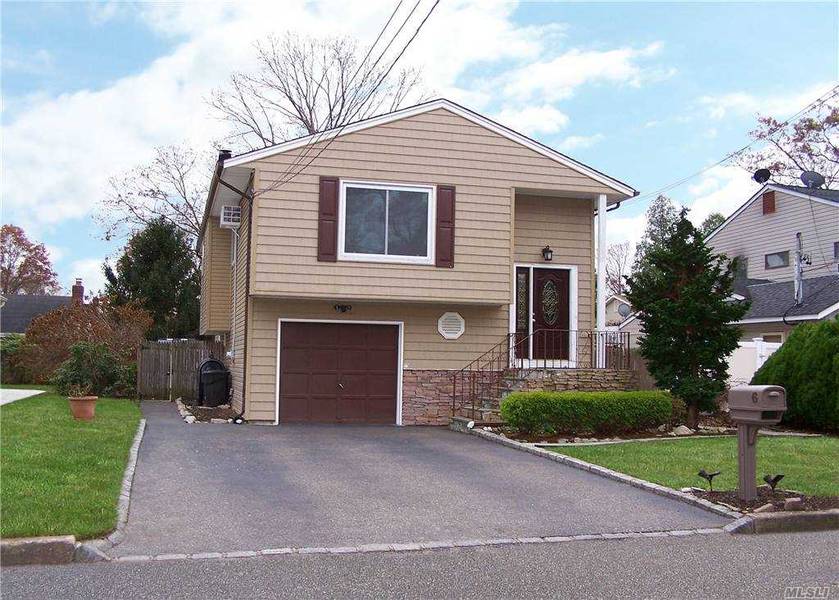 6 Atlantic ST, Holtsville, NY 11742