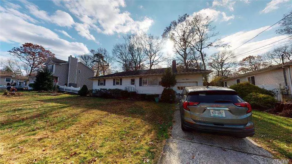 220 Seneca ST, Ronkonkoma, NY 11779