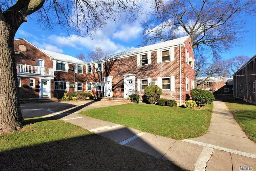 260-17 Union Turnpike, Glen Oaks, NY 11004