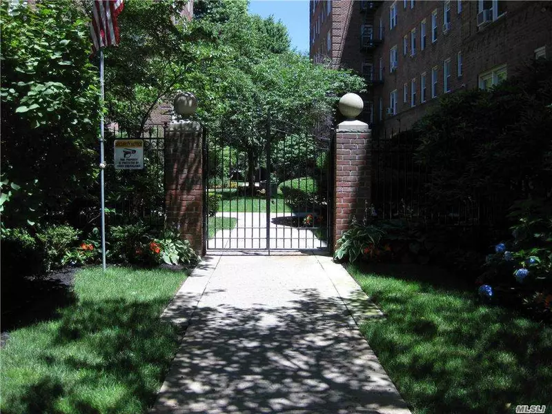 34 Cathedral AVE #4E, Hempstead, NY 11550