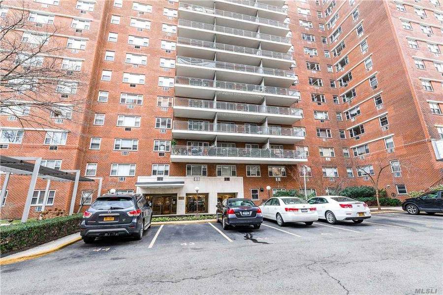 52-40 39 DR #1M, Woodside, NY 11377