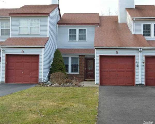 8 Braddock CT, Coram, NY 11727