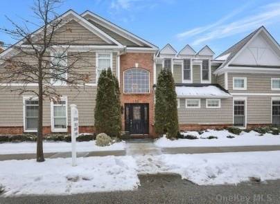 332 Trotting LN, Westbury, NY 11590