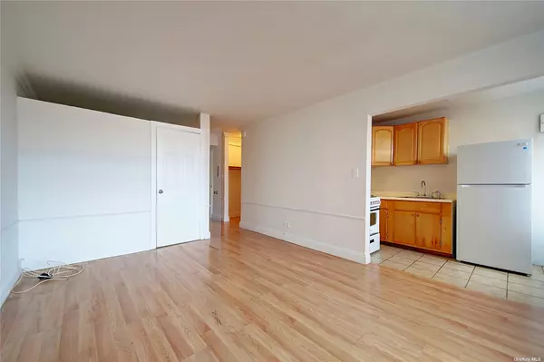 Elmhurst, NY 11373,83-45 Vietor AVE #5P