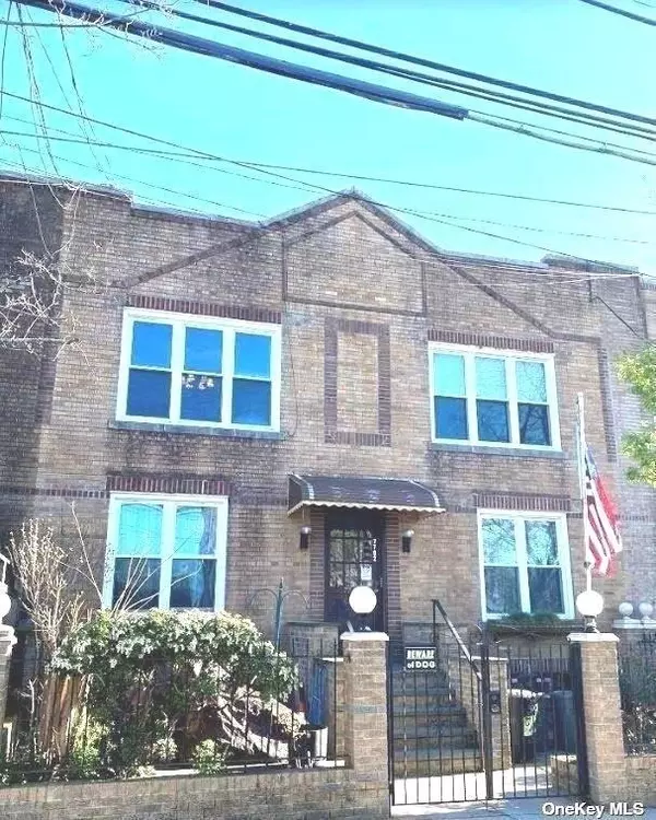 Middle Village, NY 11379,77-02 66th DR