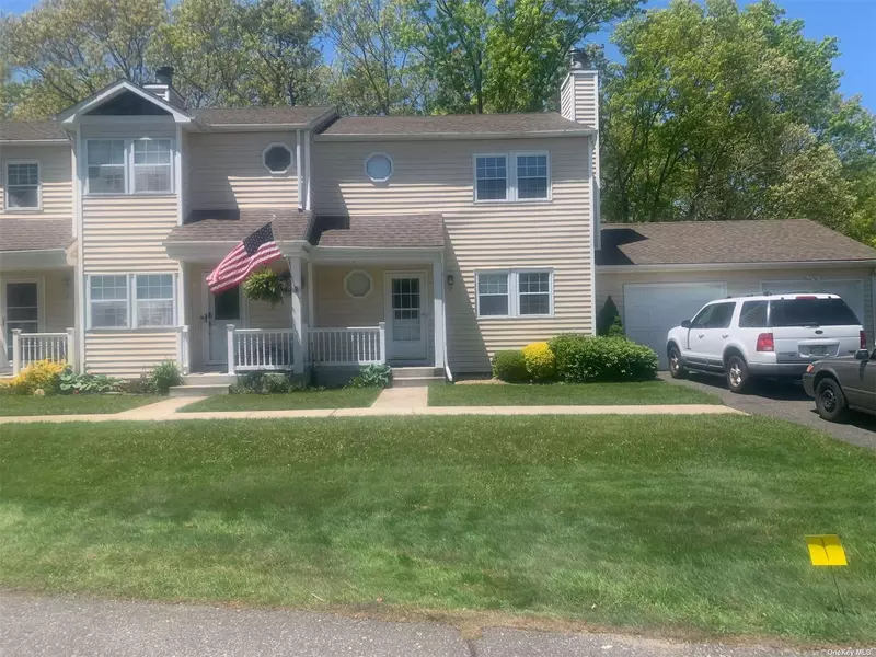 17 Franklin Commons #17, Yaphank, NY 11980