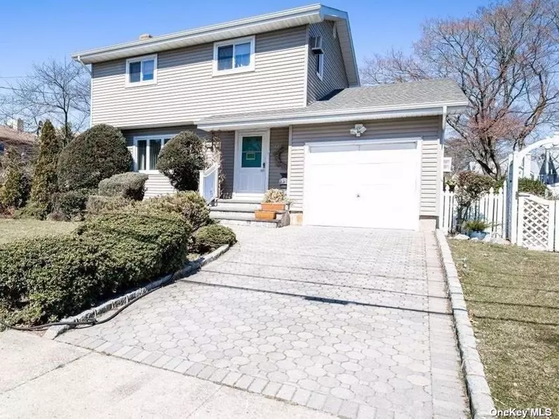 2411 Wallen LN, North Bellmore, NY 11710