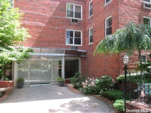 185 S Middleneck RD #2R, Great Neck, NY 11021