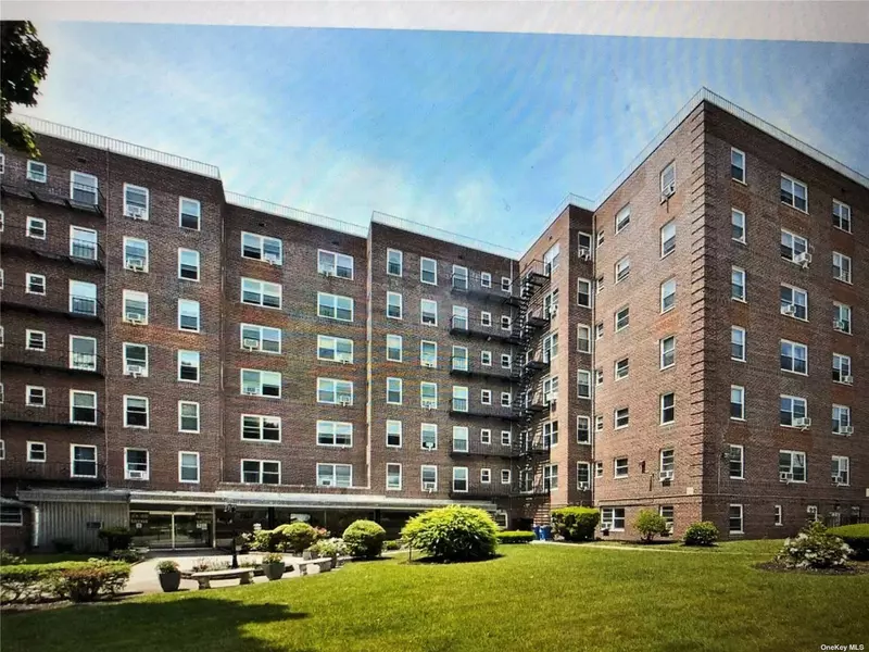 84-50 169 ST #301, Jamaica Hills, NY 11432