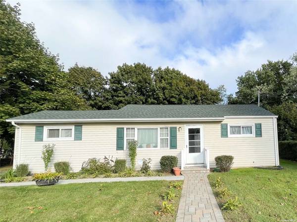 609 Michigan Ave, Bellport, NY 11713