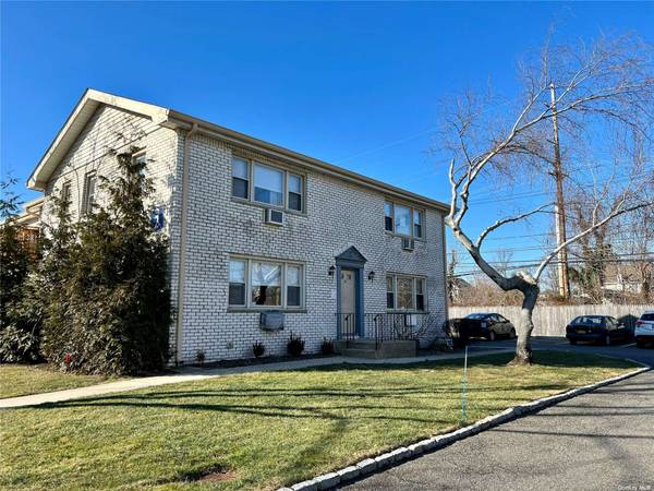 95 Cardinal LN #1B, Islip, NY 11751