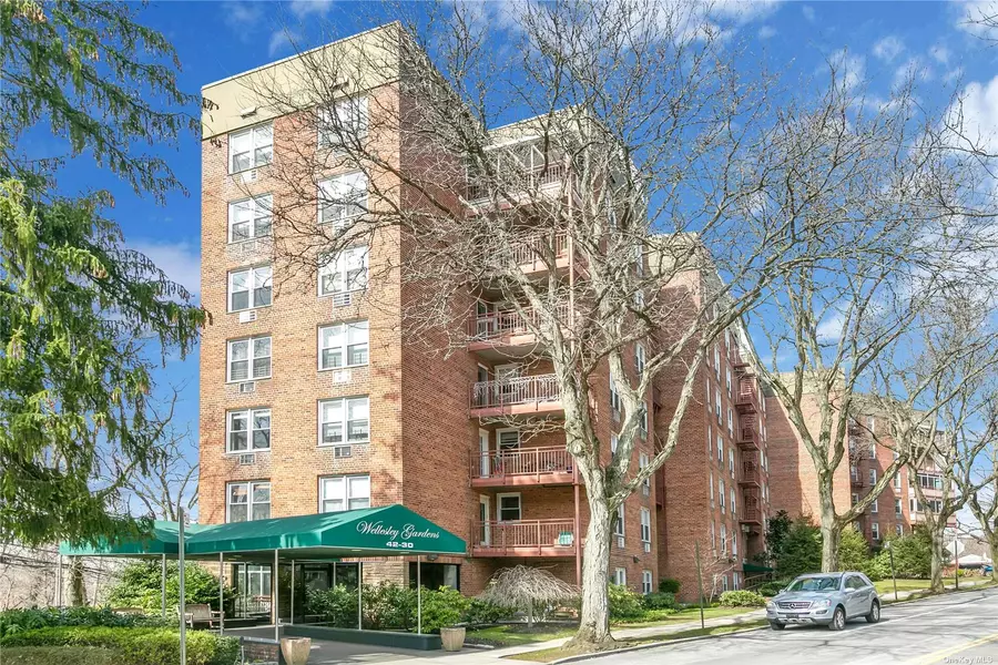 42-30 Douglaston Pkwy #5L, Douglaston, NY 11363