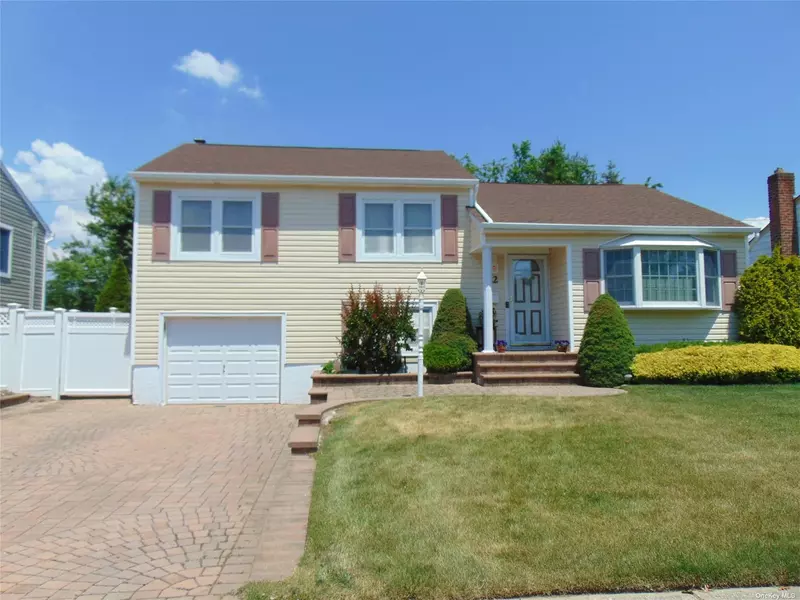 22 Bradford LN, Bethpage, NY 11714