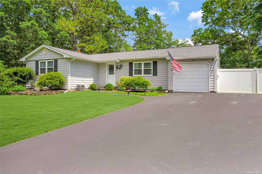 37 Highview LN, Ridge, NY 11961