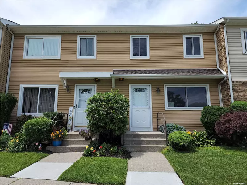 7 Townhouse DR #7, Massapequa Park, NY 11762