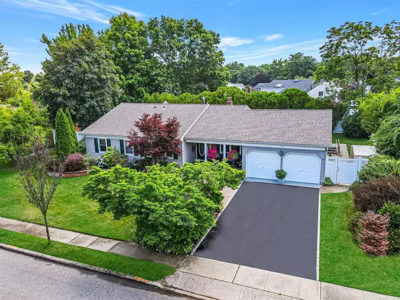 20 Waterford DR, Wheatley Heights, NY 11798