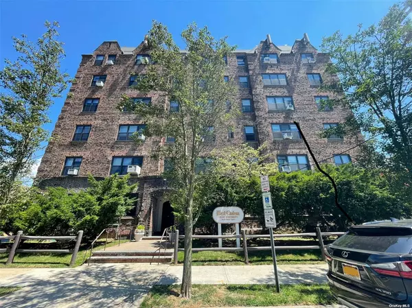 141 Wyckoff PL #3-B, Woodmere, NY 11598