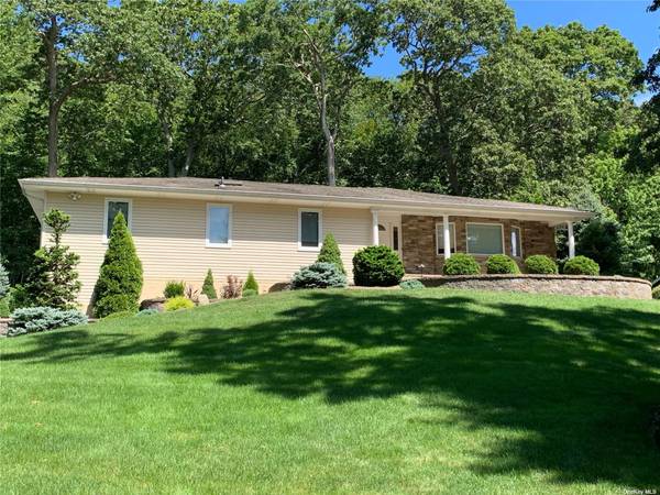 11 Randolph DR, Dix Hills, NY 11746