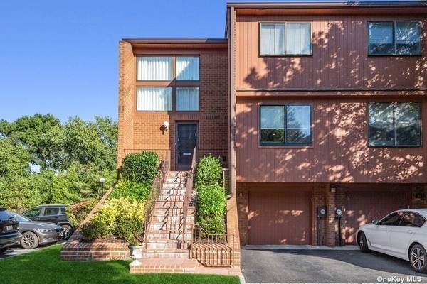 41 Cricket Club DR #41, Roslyn, NY 11576