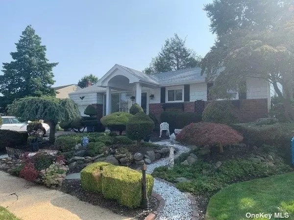 Old Bethpage, NY 11804,4 Sarah DR