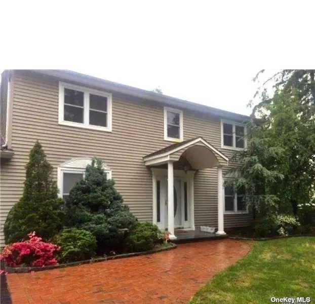 12 Mare LN, Commack, NY 11725