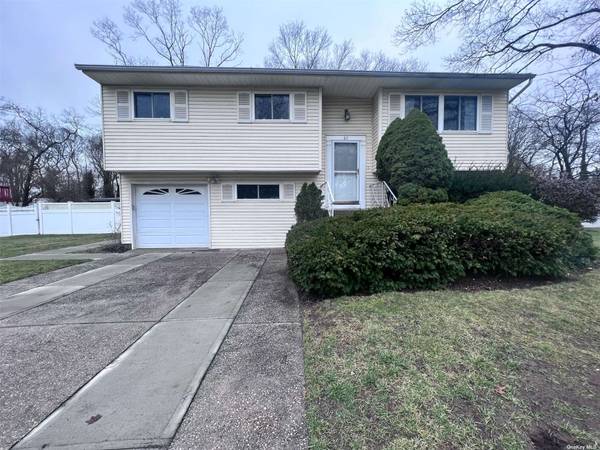 82 Gloria BLVD, Hauppauge, NY 11788