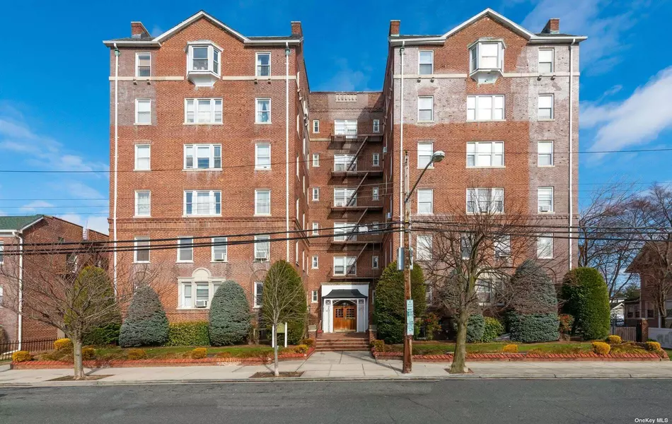 55 Grand AVE #4A, Rockville Centre, NY 11570