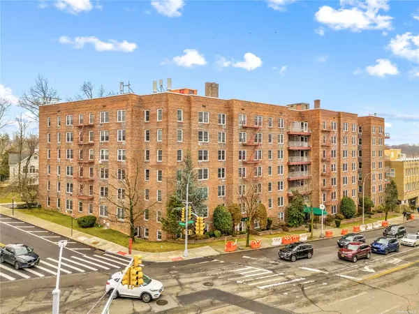 241-20 Northern BLVD #3J, Little Neck, NY 11362