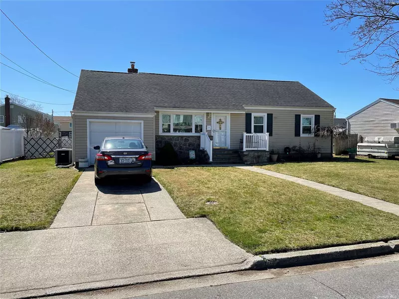 29 E Halycon RD, Lindenhurst, NY 11757