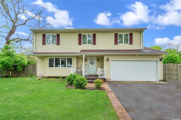 22 Willow PL, Lake Ronkonkoma, NY 11779