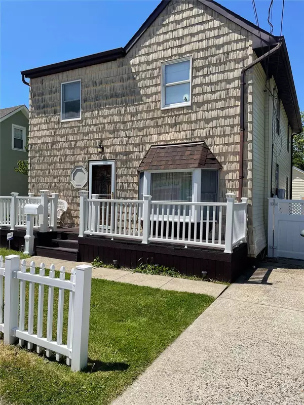 12 1st AVE, East Islip, NY 11730