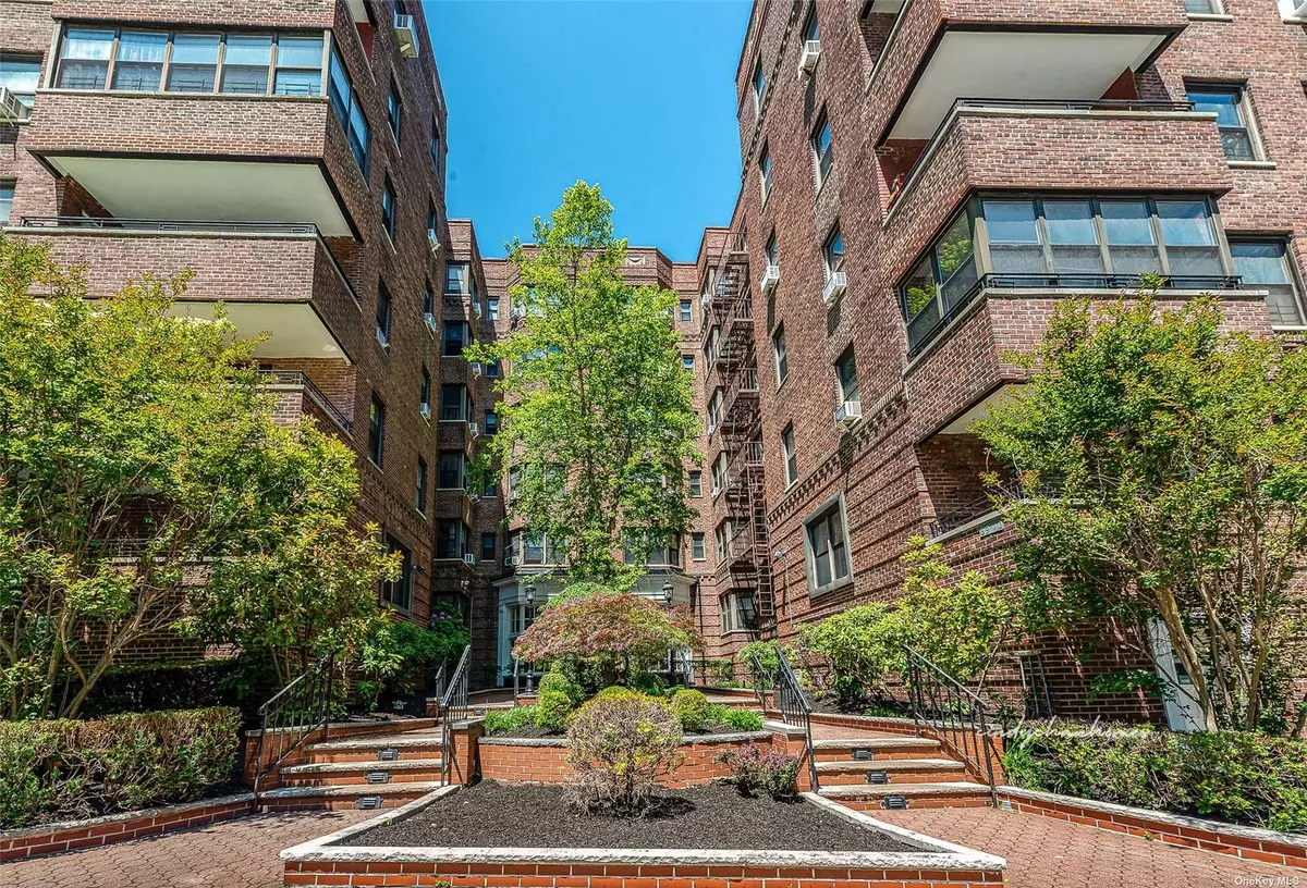 Forest Hills, NY 11375,69-40 Yellowstone BLVD #519