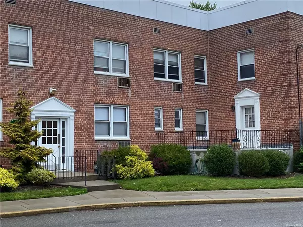 Rockville Centre, NY 11570,11 Park PL #2A