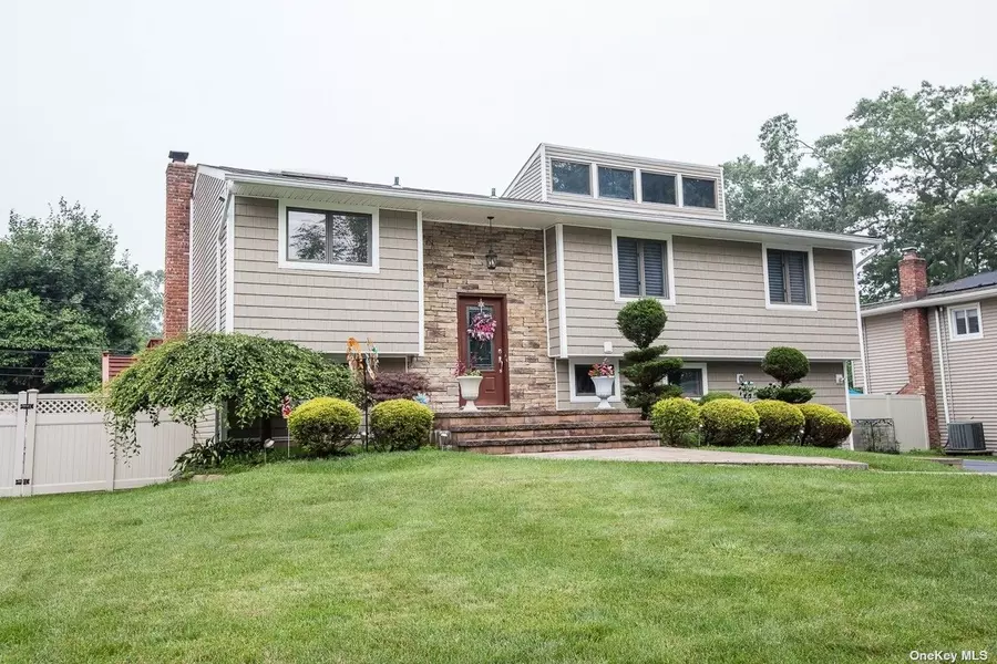 9 Mohegan LN, Commack, NY 11725