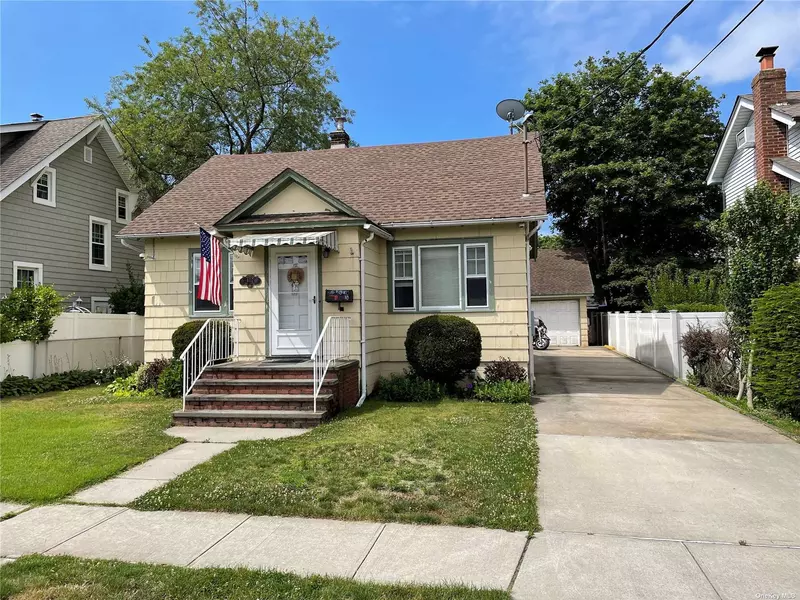 407 S 1st ST, Lindenhurst, NY 11757