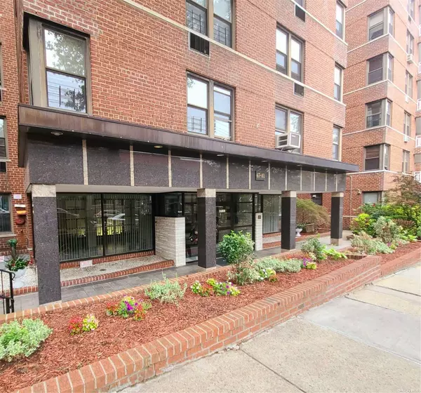 67-41 Burns ST #315,  Forest Hills,  NY 11375