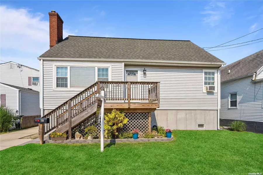 726 S 9th ST, Lindenhurst, NY 11757