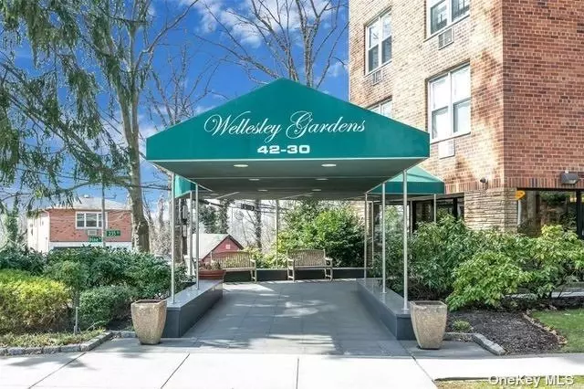 42-30 Douglaston Pkwy #2A, Douglaston, NY 11363