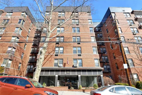 Forest Hills, NY 11375,67-41 Burns Street #414